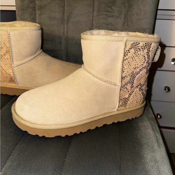 🎉FLASH SALE🎉 UGG Boots (NEW) - Picture 2 of 5